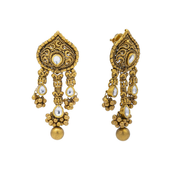 An image showing the post on one of the matching Antique Kundan 22K gold earrings from Virani Jewelers. | Add antique beauty to your favorite ensemble with this gorgeous 22K gold necklace set from Virani...