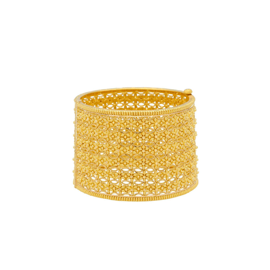 22K Gold Cuff Bangle W/ Open up Screw, 94.9gm - Virani Jewelers | 


This aesthetically styled 22k gold cuff bangle is perfect to complement all traditional outfit...